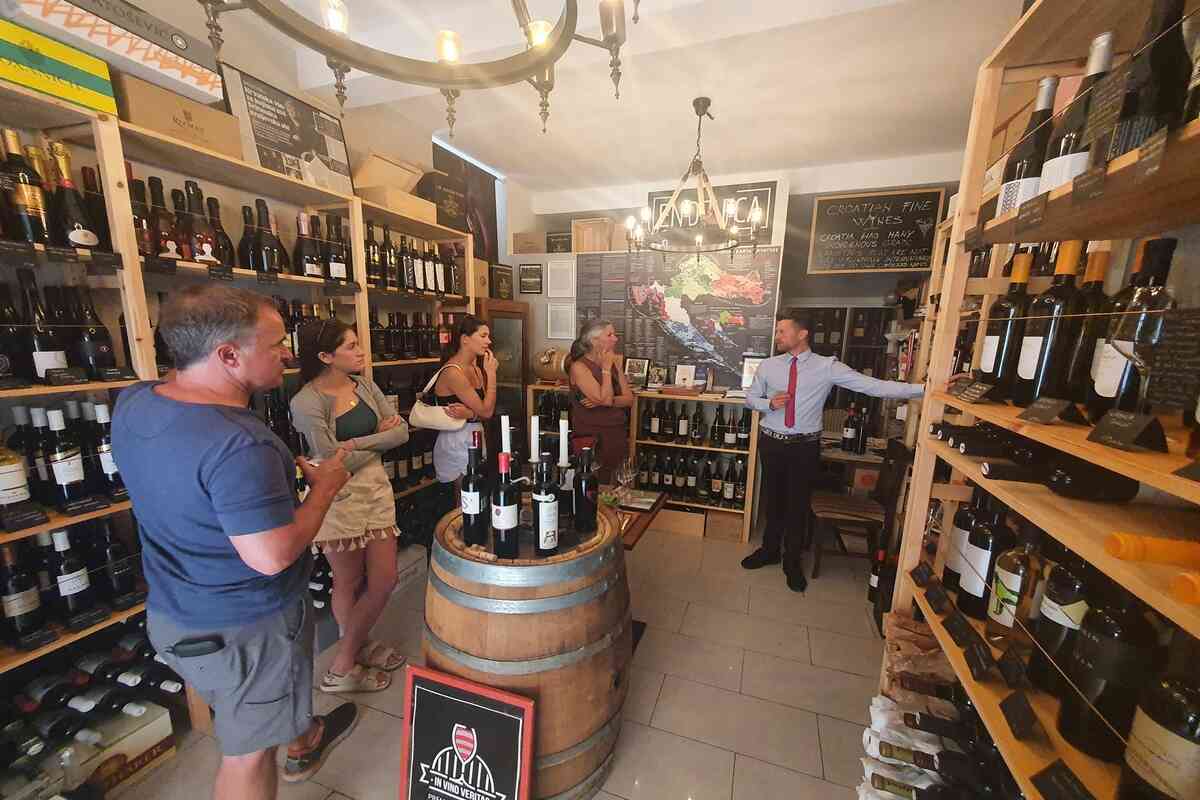 Guests enjoying a Dubrovnik Old Town food tour